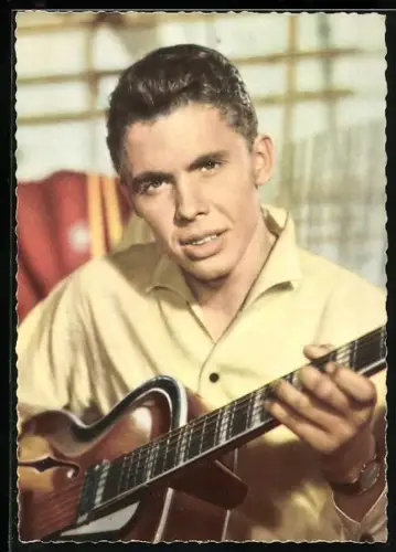 AK Musiker Peter Kraus spielt Klavier