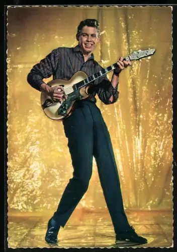 AK Musiker Peter Kraus lächelnd auf Gitarre spielend