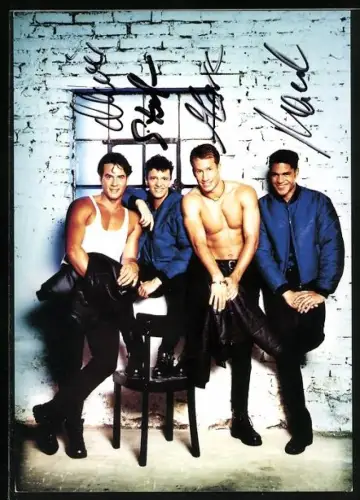 AK Musikergruppe Verliebte Jungs zusammen im Porträt, Autograph