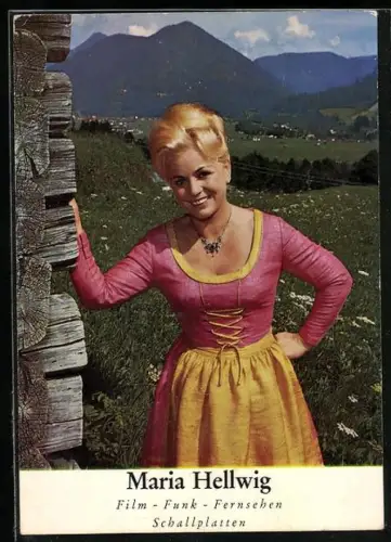 AK Musikerin Maria Hellwig im Dirndl