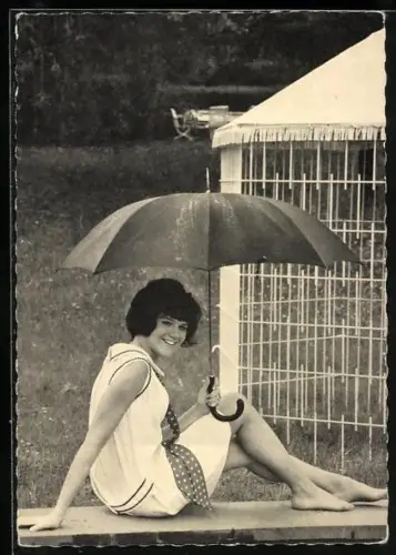 AK Musikerin Peggy March in Sommerkleid mit Regenschirm