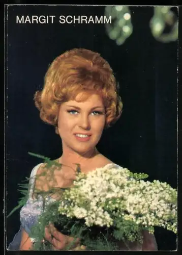 AK Musikerin Margit Schramm mit Blumen in den Händen