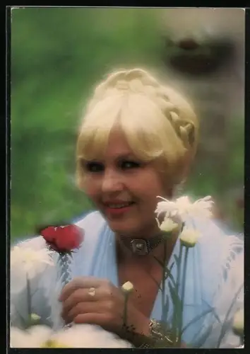 AK Musikerin Käthi Nowak auf einer Blumenwiese