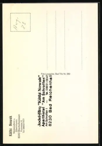 AK Musikerin Käthi Nowak auf einer Blumenwiese