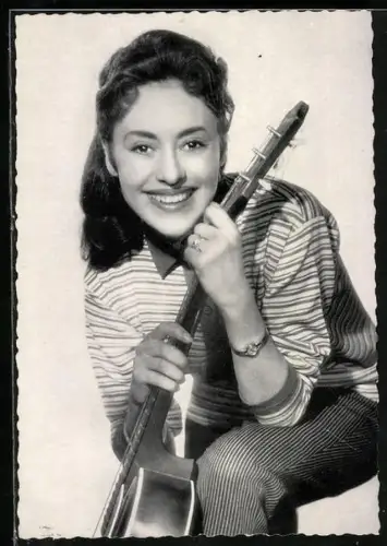 AK Musikerin Caterina Valente mit Gitarre