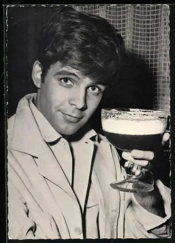 AK Musiker Thomas Fritsch hebt ein Glas