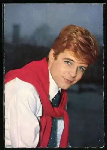 AK Schauspieler Thomas Fritsch schmunzelnd in Hemd und Krawatte