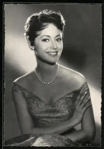 AK Musikerin Caterina Valente in Cocktailkleid mit Halskette