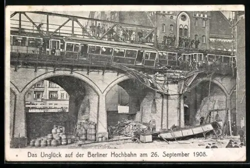 AK Berlin-Kreuzberg, Eisenbahnkatastrophe 1908, Abgestürzter Wagen