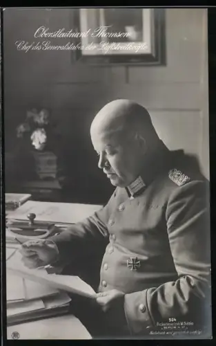 Foto-AK Sanke Nr. 504: Oberstleutnant Thomsen, Chef des Generalstabes der Luftstreitkräfte am Schreibtisch