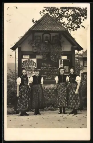 AK St. Märgen, Frauen in Schwarzwälder Tracht, Tafel für öffentliche Anschläge