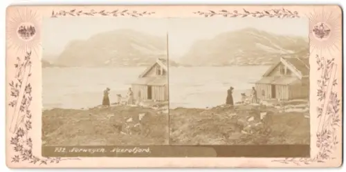 Stereo-Fotografie unbekannter Fotograf, Ansicht Naerofjord, Holzhaus am Ufer