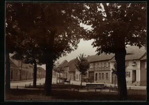 Fotografie Otto Blaubach, Naumburg a. S., Ansicht Gebesee, Partie im Ort am Anger