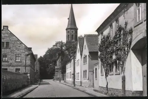 Fotografie Otto Blaubach, Naumburg a. S., Ansicht Gatterstädt, Strassenpartie mit dem Kirchturm