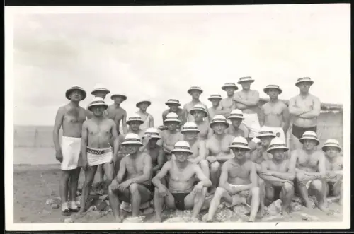 Fotografie Besatzung des Kreuzer Emden mit Tropenhelm beim Baden in Aden