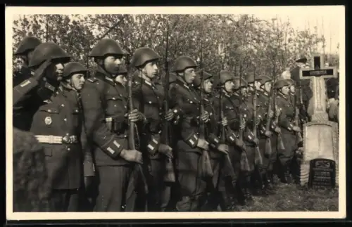 Fotografie 2.WK, junge Soldaten der NVA bei einem Begräbnis, Volksarmee
