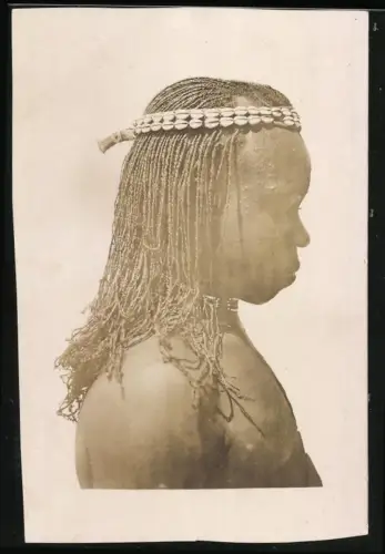 Fotografie Westafrikaner aus Bukin Faso mit geflochtenen Haaren und Muschelkaopfband