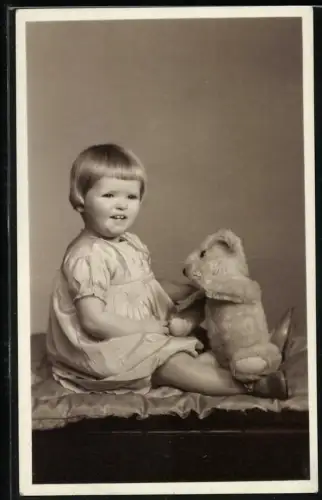 Fotografie niedliches kleines Mädchen mit ihrem Teddybär