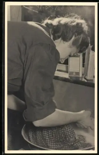 Fotografie Hausfrau bei der Handwäsche in der Küche