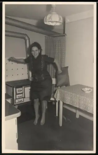 Fotografie Hausfrau tanzt ausgelassen nach dem Hausputz