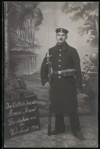 Fotografie junger Soldat in Uniform mit Bajonett auf Gewehr in Lüttich, 1914
