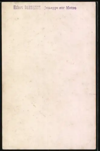 Fotografie junger Soldat in Uniform mit Bajonett auf Gewehr in Lüttich, 1914