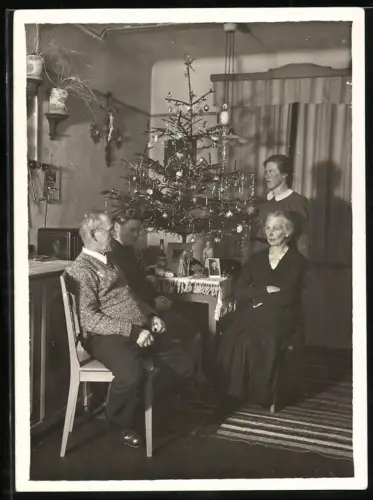 Fotografie Weihnachten in Familie, geschmückter Weihnachtsbaum mit Krippenfiguren