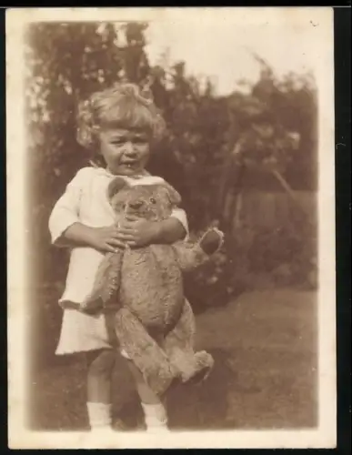 Fotografie kleines Mädchen mit ihrem Teddybär