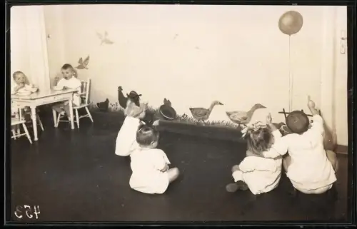 Fotografie kleine Kinder im Kindergarten bestaunen Wandbild mit Gänsen