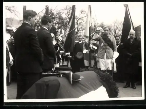 Fotografie C. Prince Jr., Bingen, Ansicht Bingen a. Rh., Studenten im vollen Wichs bei einer Beerdigung