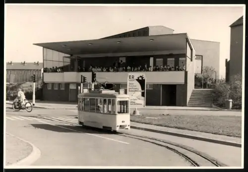 Fotografie Verkehrserziehung, Schulklasse beobachtet Miniatur Strassenbahn und Miniatur Auto