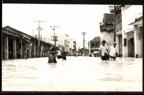 Fotografie unbekannter Fotograf, Ansicht Phuket, Hochwasser in den Strassen der Stadt