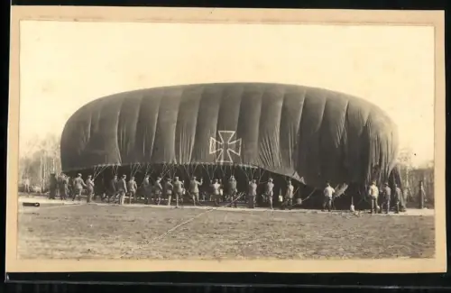Fotografie Soldaten halten Fesselballon am Boden
