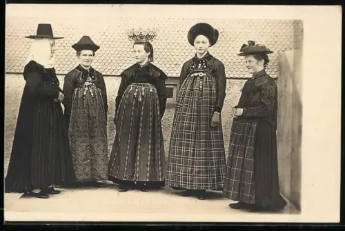 Fotografie junge Damen in Tracht aus dem Kleinwalsertal