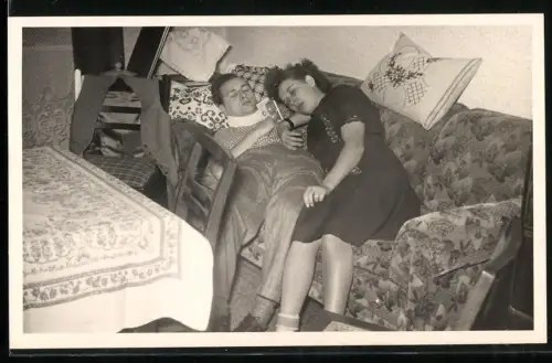 Fotografie Mann und Frau sind auf dem Sofa eingschlafen