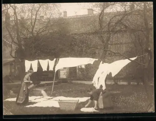 Fotografie Dienstmädchen Frau Rode und Frau Schubert beim Wäscheaufhängen im Garten
