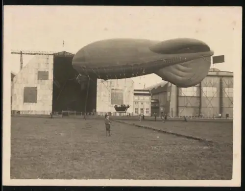 Fotografie einbringen des Fesselballon in die Halle