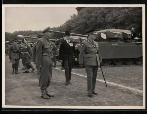 Fotografie britische Offizieren in Uniform begutachten ihre Panzer