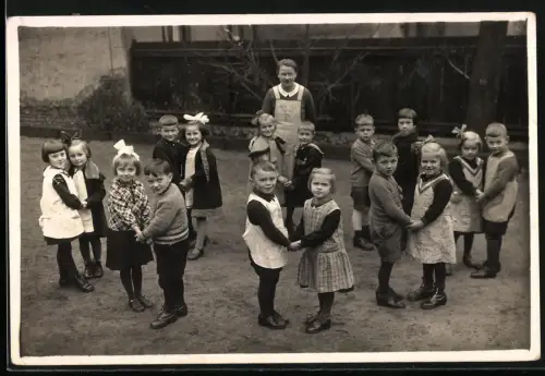 Fotografie Kindergarten Erzieherin mit ihren Zöglingen