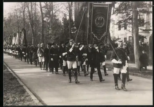 Fotografie unbekannter Fotograf, Ansicht Berlin, Studeten der königlichen Friedrich Wilhelm Universität mit Standarte