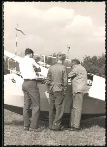 Fotografie Männer lehnen am Segelflugzeug Aka-Fliege
