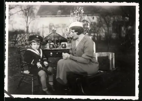 Fotografie Mutter und Tochter an Weihnachten mit Krippe auf dem Tisch