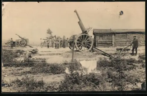 Fotografie Soldaten mit Geschützen zur Flugabwehr