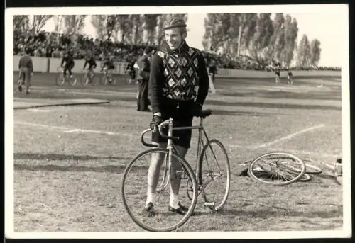 Fotografie Rennradfahrer Wolfgang Terpe mit seinem Rennrad, 1955