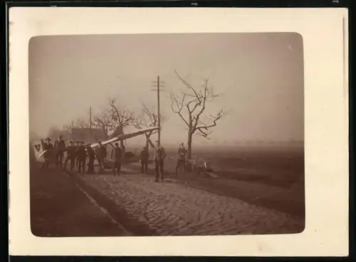 Fotografie Segelflugzeug auf einer Strasse, Notladung