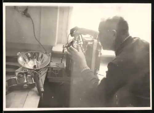 Fotografie Fotograf misst die Spannung seiner Kamera samt Blitzlicht