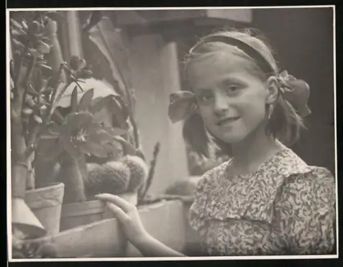 Fotografie niedliches Mädchen mit ihren Kakteen, Kaktus