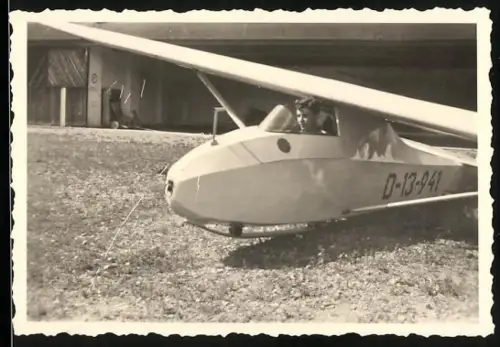Fotografie Junge in seinem Segelflugzeug mit Kennung: D-13-941
