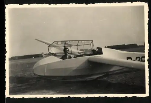 Fotografie Frau als Pilotin in einem Segelflugzeug