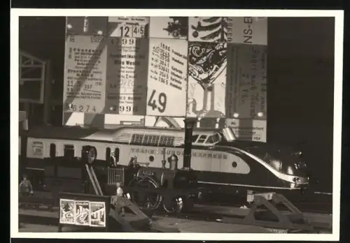 Fotografie Modelleisenbahn Spielzeug des Trans-Europ-Express und Adler Lokomotive